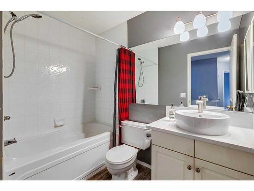 559 Douglas Glen Boulevard Se, Calgary, AB - Indoor Photo Showing Bathroom