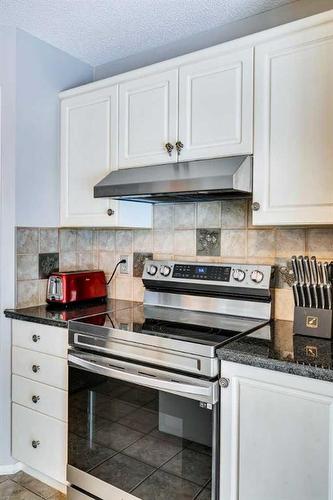 559 Douglas Glen Boulevard Se, Calgary, AB - Indoor Photo Showing Kitchen