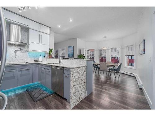 202-60 Royal Oak Plaza Nw, Calgary, AB - Indoor Photo Showing Kitchen