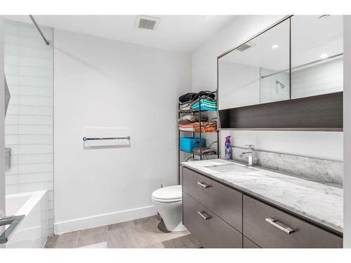 309-1025 5 Avenue Sw, Calgary, AB - Indoor Photo Showing Bathroom