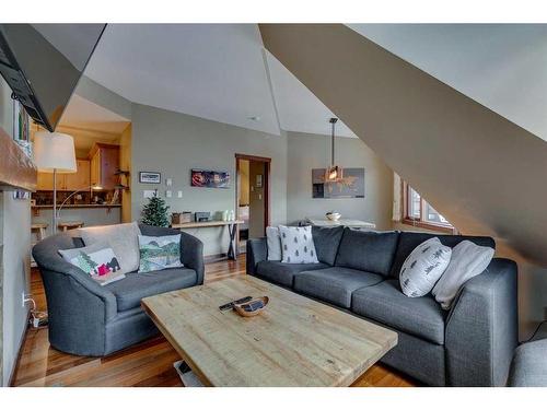 302-1002 8 Avenue, Canmore, AB - Indoor Photo Showing Living Room