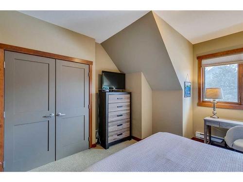 302-1002 8 Avenue, Canmore, AB - Indoor Photo Showing Bedroom