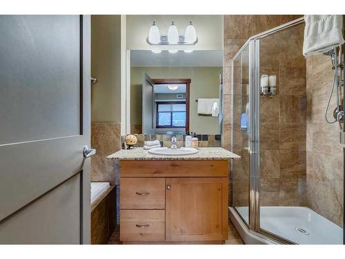 302-1002 8 Avenue, Canmore, AB - Indoor Photo Showing Bathroom