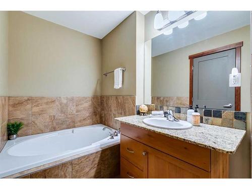 302-1002 8 Avenue, Canmore, AB - Indoor Photo Showing Bathroom