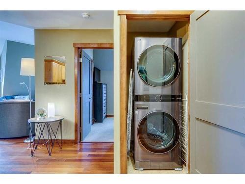 302-1002 8 Avenue, Canmore, AB - Indoor Photo Showing Laundry Room