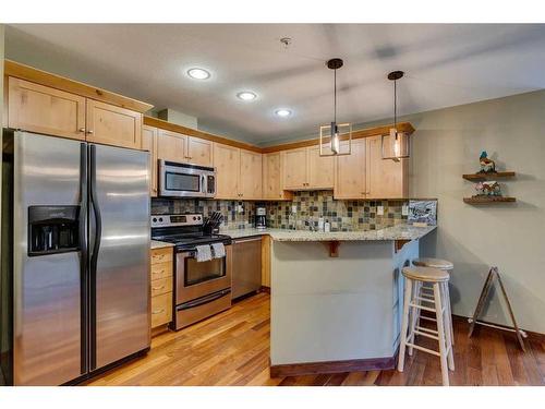 302-1002 8 Avenue, Canmore, AB - Indoor Photo Showing Kitchen