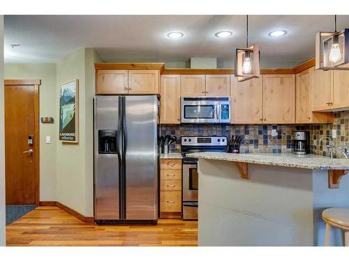 302-1002 8 Avenue, Canmore, AB - Indoor Photo Showing Kitchen