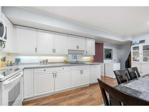 344-4525 31 Street Sw, Calgary, AB - Indoor Photo Showing Kitchen