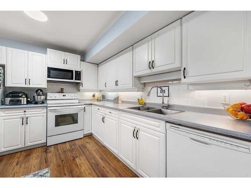 344-4525 31 Street Sw, Calgary, AB - Indoor Photo Showing Kitchen With Double Sink