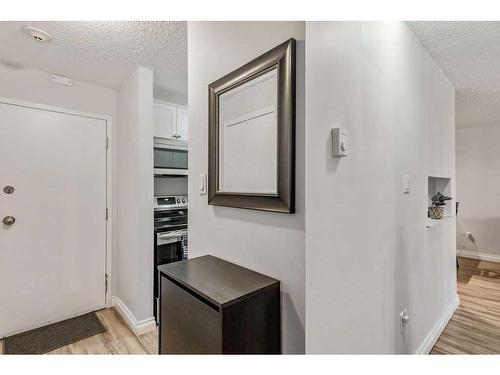 122-550 Westwood Drive Sw, Calgary, AB - Indoor Photo Showing Other Room