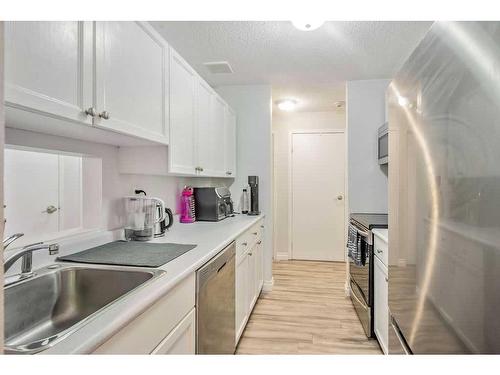 122-550 Westwood Drive Sw, Calgary, AB - Indoor Photo Showing Kitchen