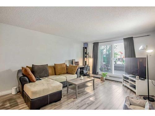 122-550 Westwood Drive Sw, Calgary, AB - Indoor Photo Showing Living Room