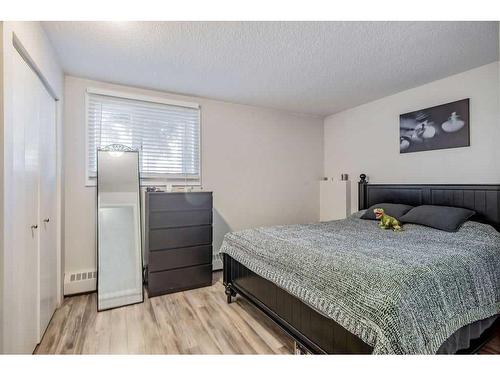 122-550 Westwood Drive Sw, Calgary, AB - Indoor Photo Showing Bedroom