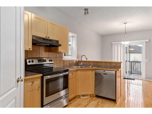 242 Covemeadow Bay Ne, Calgary, AB - Indoor Photo Showing Kitchen With Double Sink