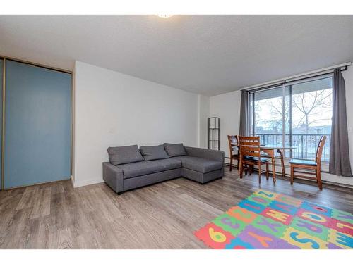 314-4944 Dalton Drive Nw Drive, Calgary, AB - Indoor Photo Showing Living Room