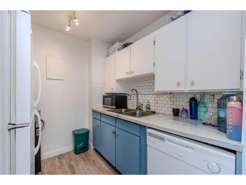 314-4944 Dalton Drive Nw Drive, Calgary, AB - Indoor Photo Showing Kitchen With Double Sink