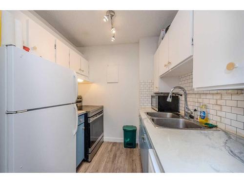 314-4944 Dalton Drive Nw Drive, Calgary, AB - Indoor Photo Showing Kitchen With Double Sink