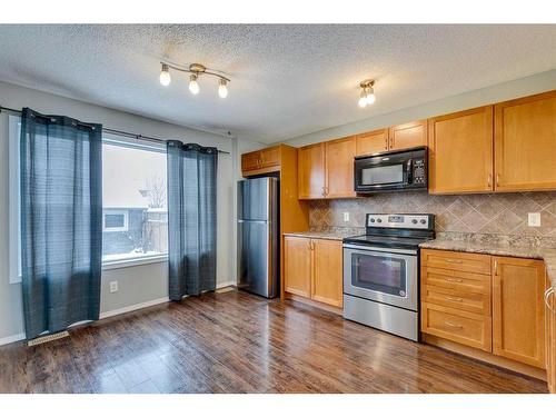 140 Elgin Point Se, Calgary, AB - Indoor Photo Showing Kitchen