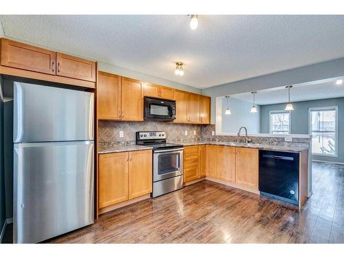 140 Elgin Point Se, Calgary, AB - Indoor Photo Showing Kitchen