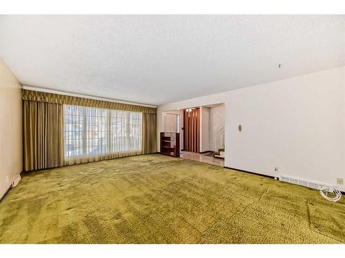 35 Hendon Drive Nw, Calgary, AB - Indoor Photo Showing Other Room