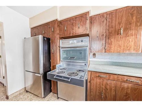 35 Hendon Drive Nw, Calgary, AB - Indoor Photo Showing Kitchen