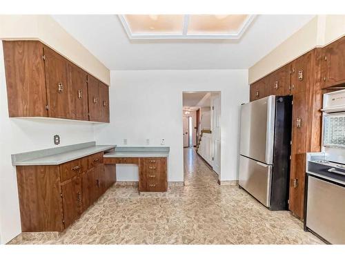 35 Hendon Drive Nw, Calgary, AB - Indoor Photo Showing Kitchen