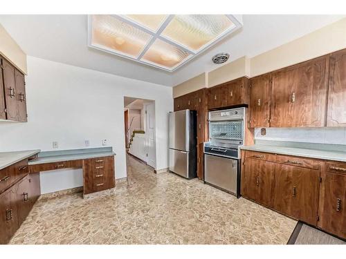 35 Hendon Drive Nw, Calgary, AB - Indoor Photo Showing Kitchen