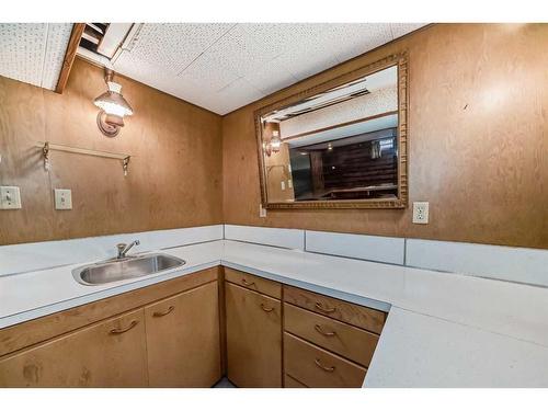 35 Hendon Drive Nw, Calgary, AB - Indoor Photo Showing Kitchen