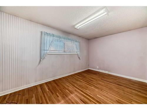 35 Hendon Drive Nw, Calgary, AB - Indoor Photo Showing Other Room