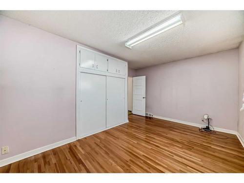 35 Hendon Drive Nw, Calgary, AB - Indoor Photo Showing Other Room