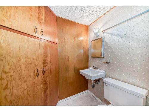 35 Hendon Drive Nw, Calgary, AB - Indoor Photo Showing Bathroom