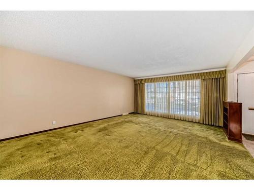 35 Hendon Drive Nw, Calgary, AB - Indoor Photo Showing Other Room