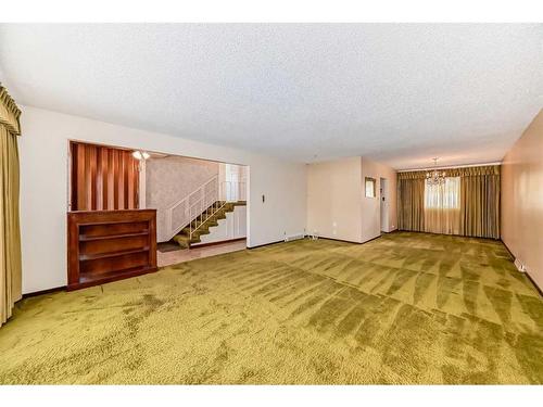 35 Hendon Drive Nw, Calgary, AB - Indoor Photo Showing Other Room