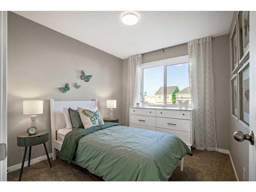 18 Wedderburn Gate, Okotoks, AB - Indoor Photo Showing Bedroom