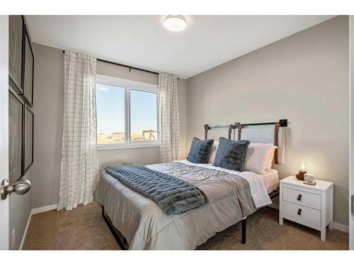 18 Wedderburn Gate, Okotoks, AB - Indoor Photo Showing Bedroom