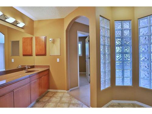 4654 Hamptons Way Nw, Calgary, AB - Indoor Photo Showing Bathroom