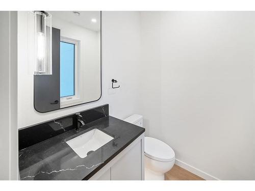 1404 22 Avenue Nw, Calgary, AB - Indoor Photo Showing Bathroom