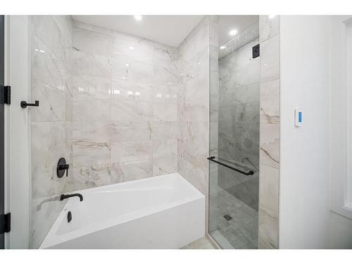 1404 22 Avenue Nw, Calgary, AB - Indoor Photo Showing Bathroom