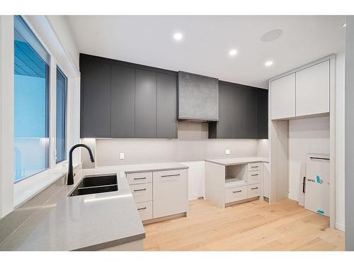 1404 22 Avenue Nw, Calgary, AB - Indoor Photo Showing Kitchen With Double Sink