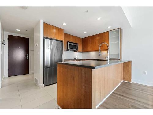 1807-1118 12 Avenue Sw, Calgary, AB - Indoor Photo Showing Kitchen