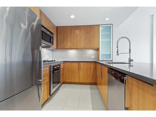 1807-1118 12 Avenue Sw, Calgary, AB - Indoor Photo Showing Kitchen