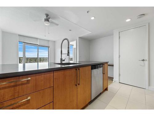 1807-1118 12 Avenue Sw, Calgary, AB - Indoor Photo Showing Kitchen