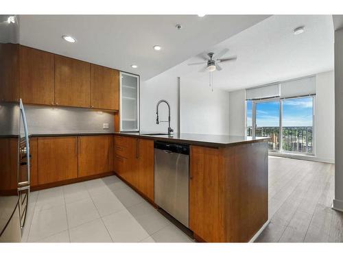 1807-1118 12 Avenue Sw, Calgary, AB - Indoor Photo Showing Kitchen