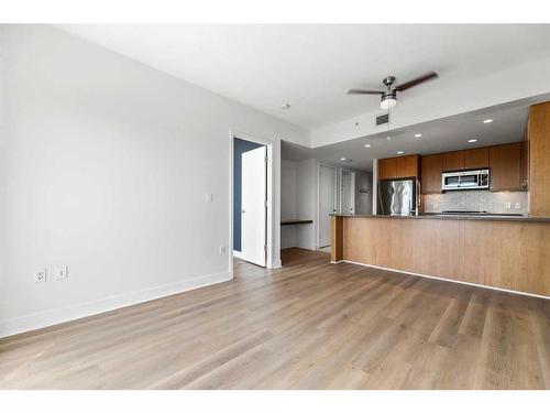 1807-1118 12 Avenue Sw, Calgary, AB - Indoor Photo Showing Kitchen