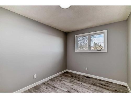 1180 Berkley Drive Nw, Calgary, AB - Indoor Photo Showing Other Room