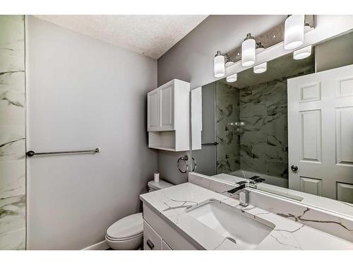 1180 Berkley Drive Nw, Calgary, AB - Indoor Photo Showing Bathroom