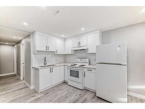 1180 Berkley Drive Nw, Calgary, AB - Indoor Photo Showing Kitchen