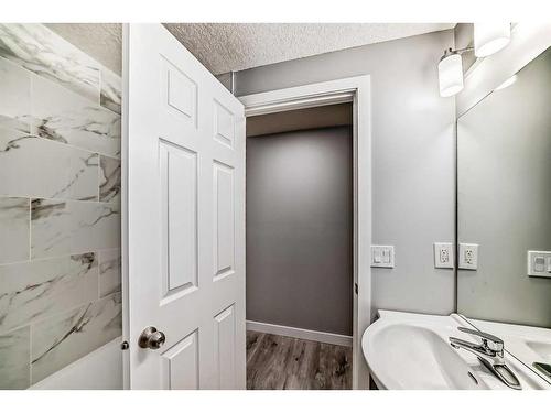 1180 Berkley Drive Nw, Calgary, AB - Indoor Photo Showing Bathroom