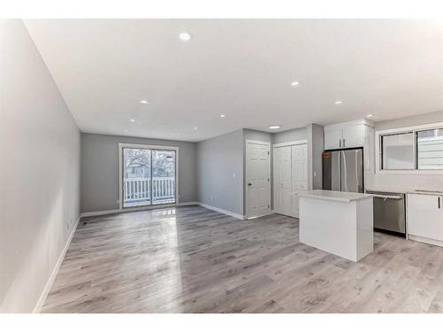 1180 Berkley Drive Nw, Calgary, AB - Indoor Photo Showing Kitchen