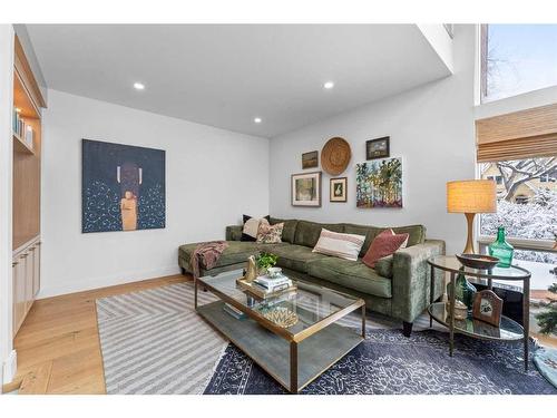 606 Alexander Crescent Nw, Calgary, AB - Indoor Photo Showing Living Room